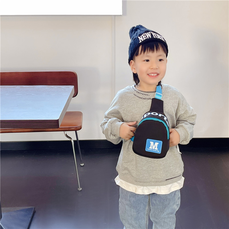 Korean-style children's crossbody bag, cute 2023 new fashion bag, small chest bag, lightweight canvas, boy's outing snack bag Application Scenario