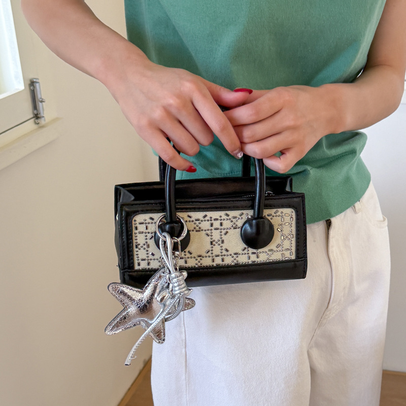 A trendy and stylish hand-held small square bag for women in 2025, a versatile and fashionable single-shoulder bag with a high-end diamond-encrusted crossbody Application Scenario
