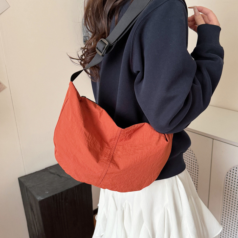 A casual and versatile women's crossbody bag, a light and portable small dumpling bag, a simple and fashionable single-shoulder bag for going out and commuting Application Scenario