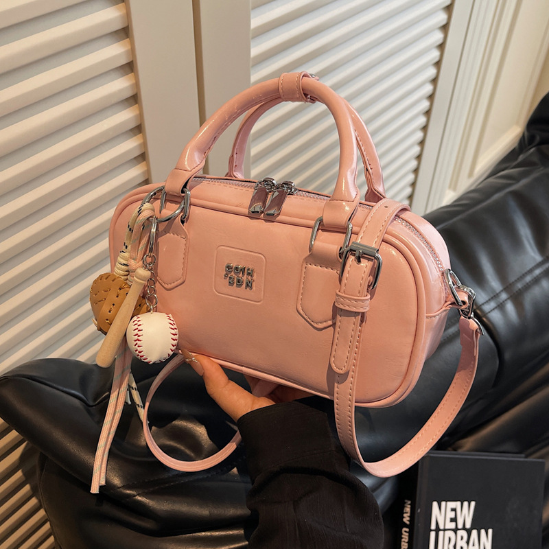 New Spring/Summer 2025 fashionable and versatile horizontal small handbags, bowling bags, small bags, retro pillow bags and women's bags Application Scenario