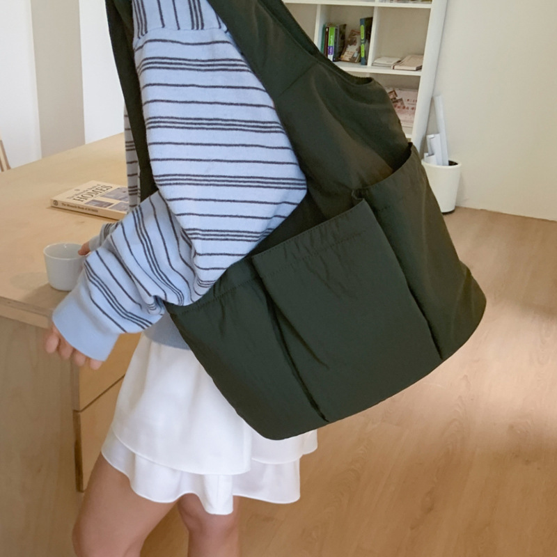 Single-shoulder underarm bag, large-capacity tote bag, versatile nylon fabric bag for women, new pleated multi-pocket commuter handbag Application Scenario