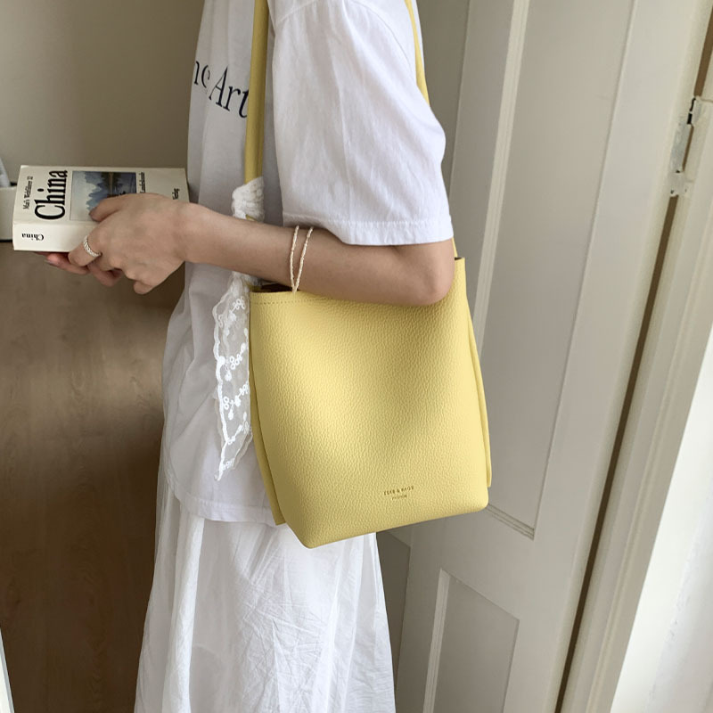 A trendy and versatile single-shoulder underarm bag for women in the summer of 2025, featuring a niche design and a simple commuting bucket bag details Picture