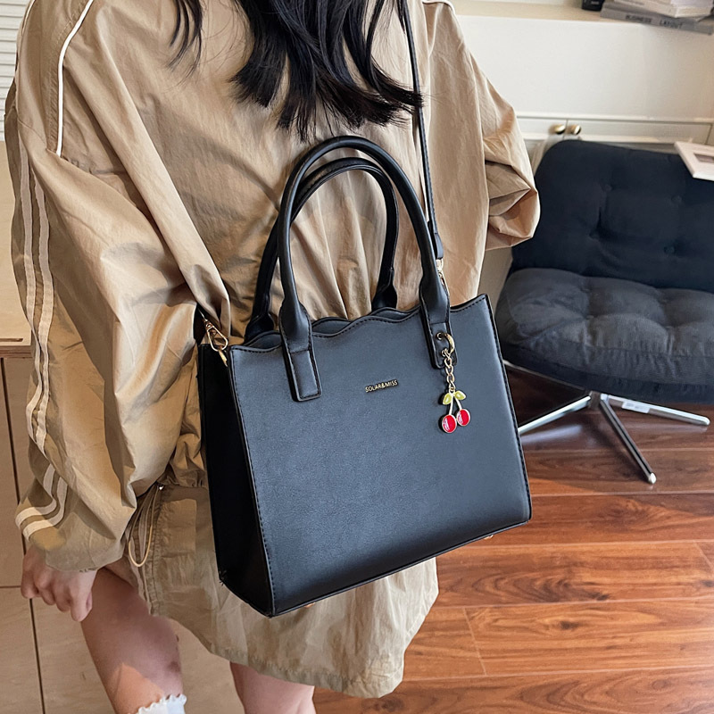 Fashionable crossbody small bag for women, 2025 summer new bridesmaid bag, hand-held small bag, elegant wedding bride bag details Picture