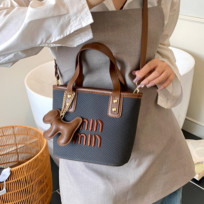 This is a trendy and niche design hand-held bucket bag for women in the summer of 2025. It is a versatile and casual crossbody bag Specification drawing