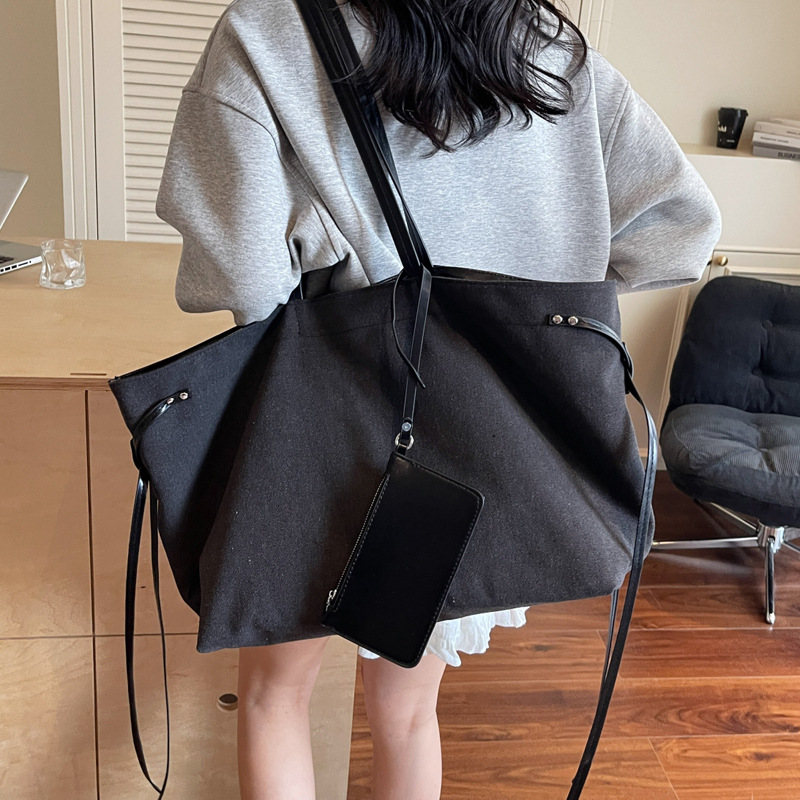 Niche design large-capacity tote bag 2025 new simple and versatile shopping bag, laid-back style canvas underarm bag Application Scenario