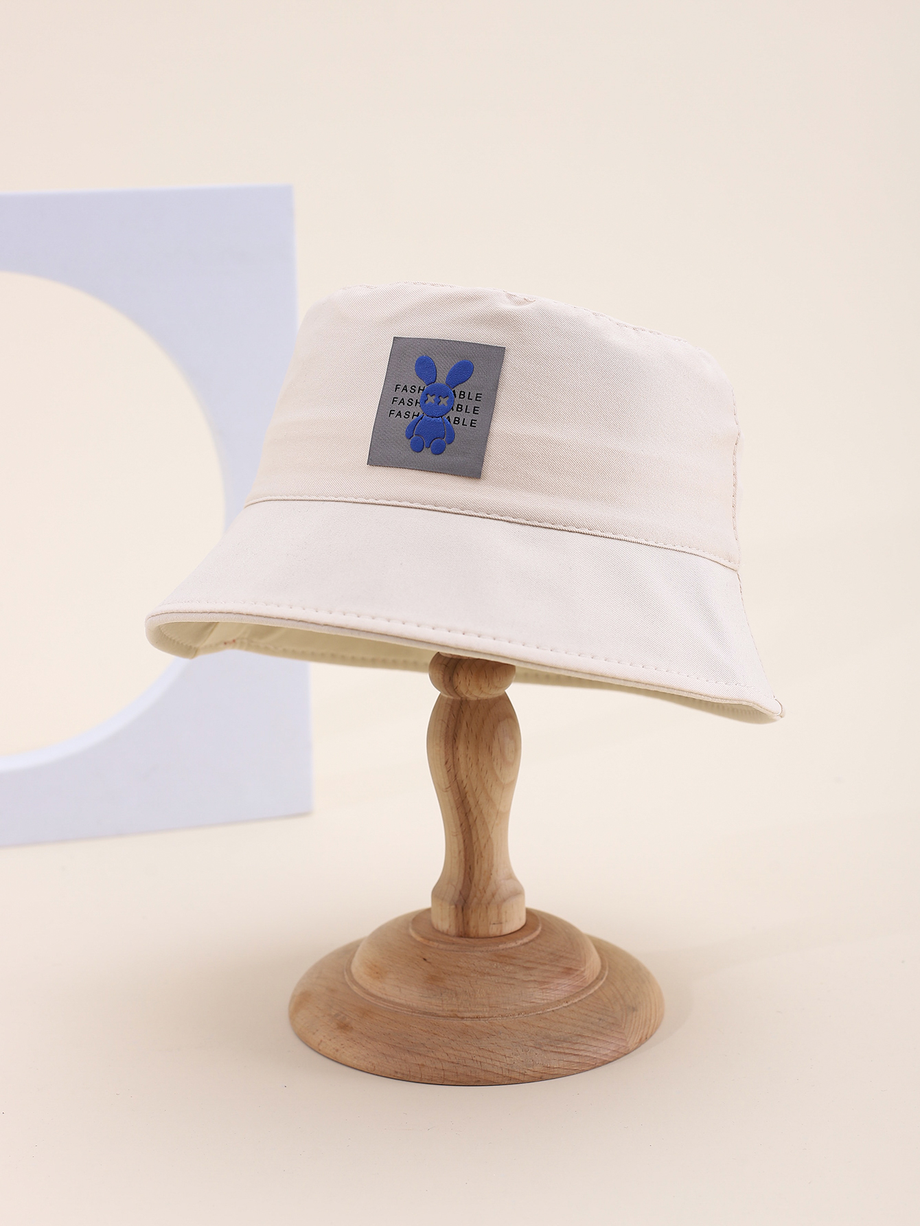 This is a popular children's single-sided fisherman hat with a rabbit label in spring and summer. It's cute, cartoonish, classic, versatile and personalized. The inner side of this children's single-sided fisherman hat comes with a drawstring Item Picture