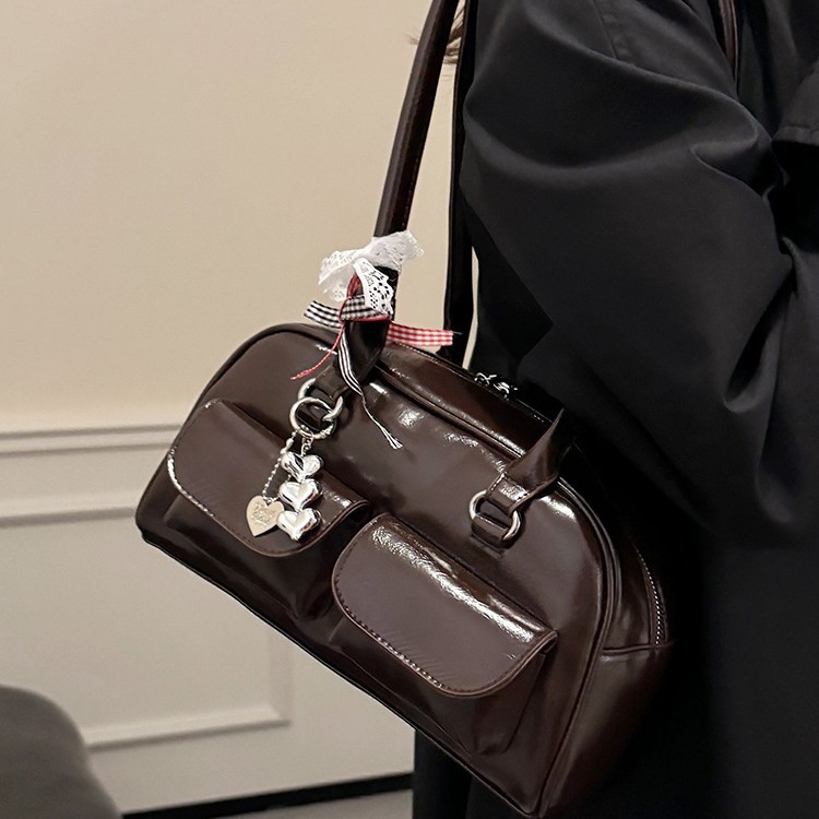 Yunzhen's same style Maillard commuter bag for women, Spring/Summer 2025, retro and versatile single-shoulder bag with large capacity details Picture
