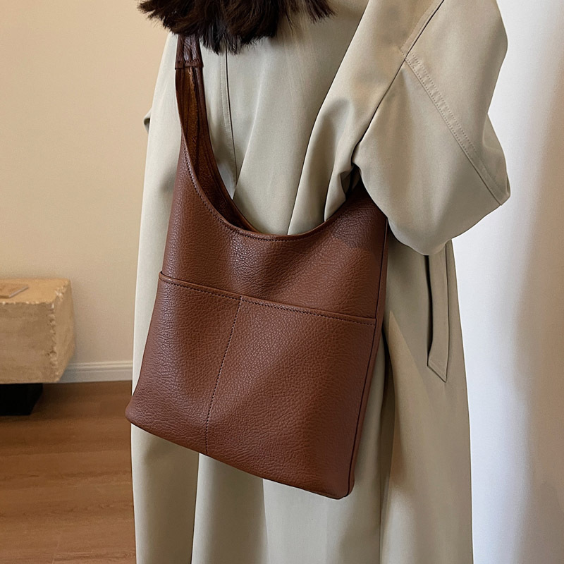 Large-capacity commuter bag, women's crossbody bag, 2025 new soft surface bucket bag, versatile single-shoulder armpit bag, women's bag Application Scenario