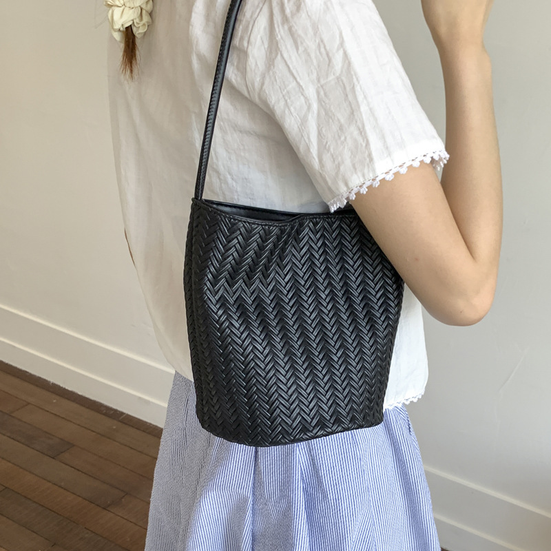 Trendy large-capacity woven bag, fashionable handbag, 2025 new style, versatile bucket bag, simple shoulder bag, underarm bag details Picture