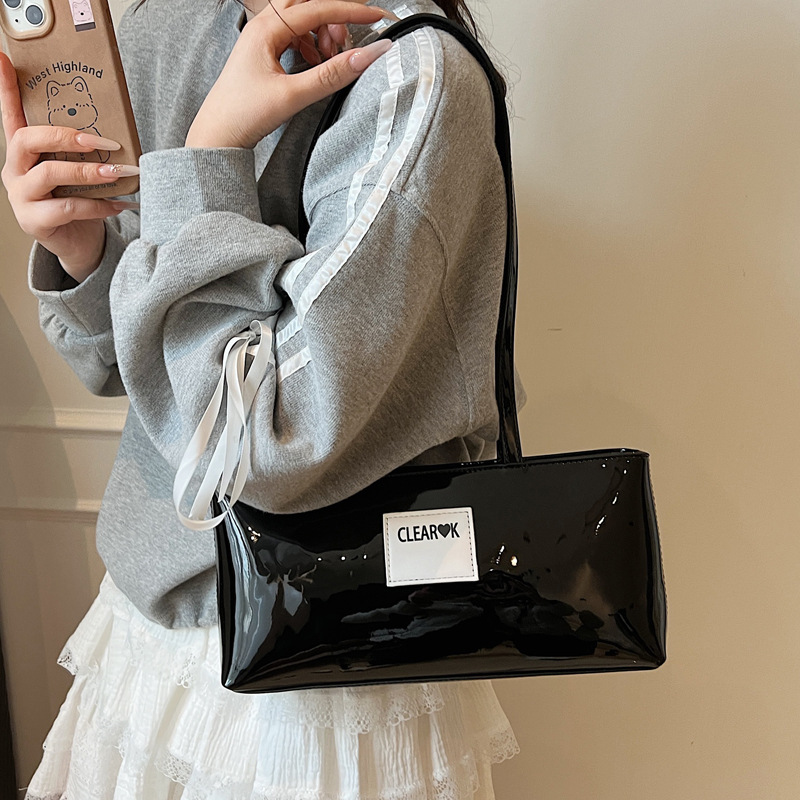 Underarm bag for women, Korean style Instagram trendy single-shoulder bag, new Spring/Summer 2025, simple and casual crossbody small square bag Application Scenario