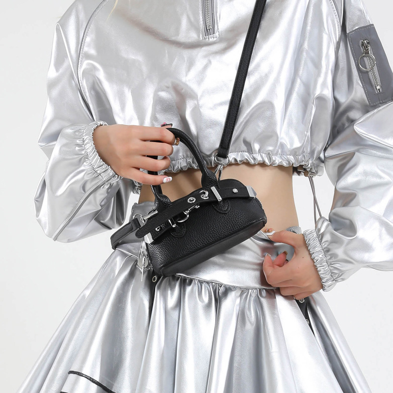 A simple and individual hand-held shell bag, a new Spring/Summer 2025 niche fashion casual shoulder bag, a trendy and stylish crossbody bag details Picture