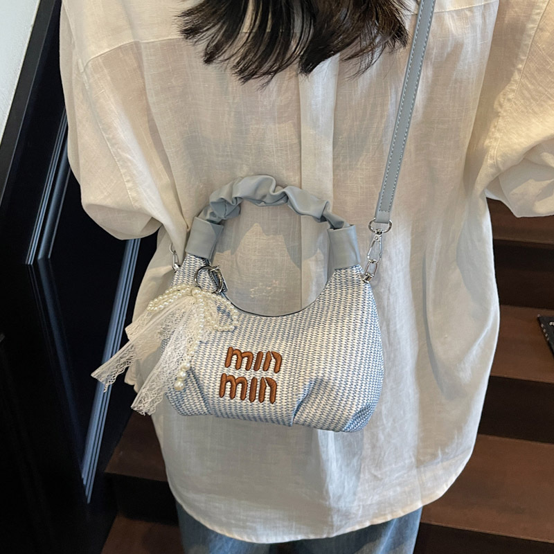 2025 Pleated handbag for Women's summer, a new niche design, trendy and fashionable, versatile woven single-shoulder crossbody bag Application Scenario