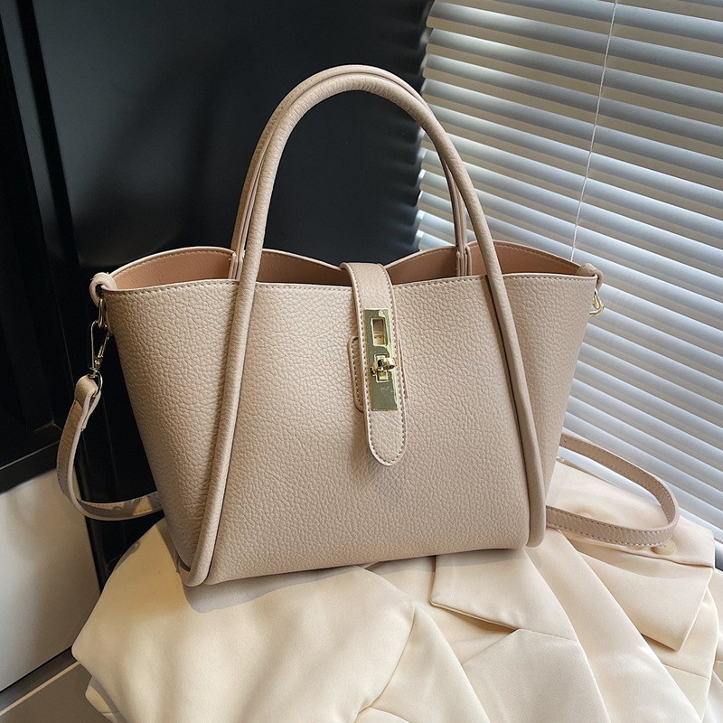 The retro hand-held small bag for women is a new trend in 2025. This is a fashionable and versatile single-shoulder crossbody bucket small bag that is popular this year Application Scenario