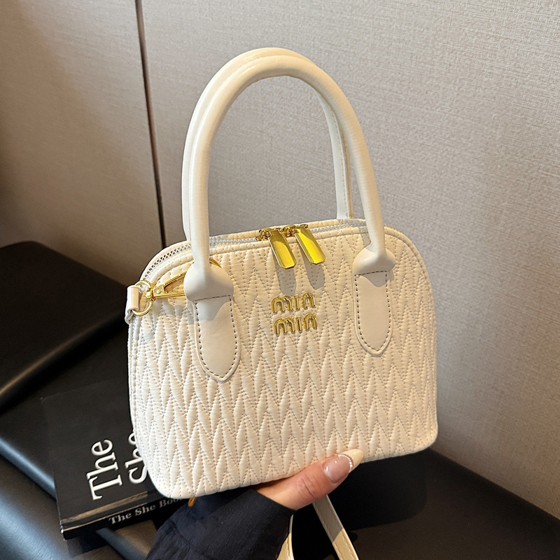 A niche design embossed bag for women, a new summer 2025 fashion and stylish shell bag, a Korean style trendy crossbody bag for women full figure