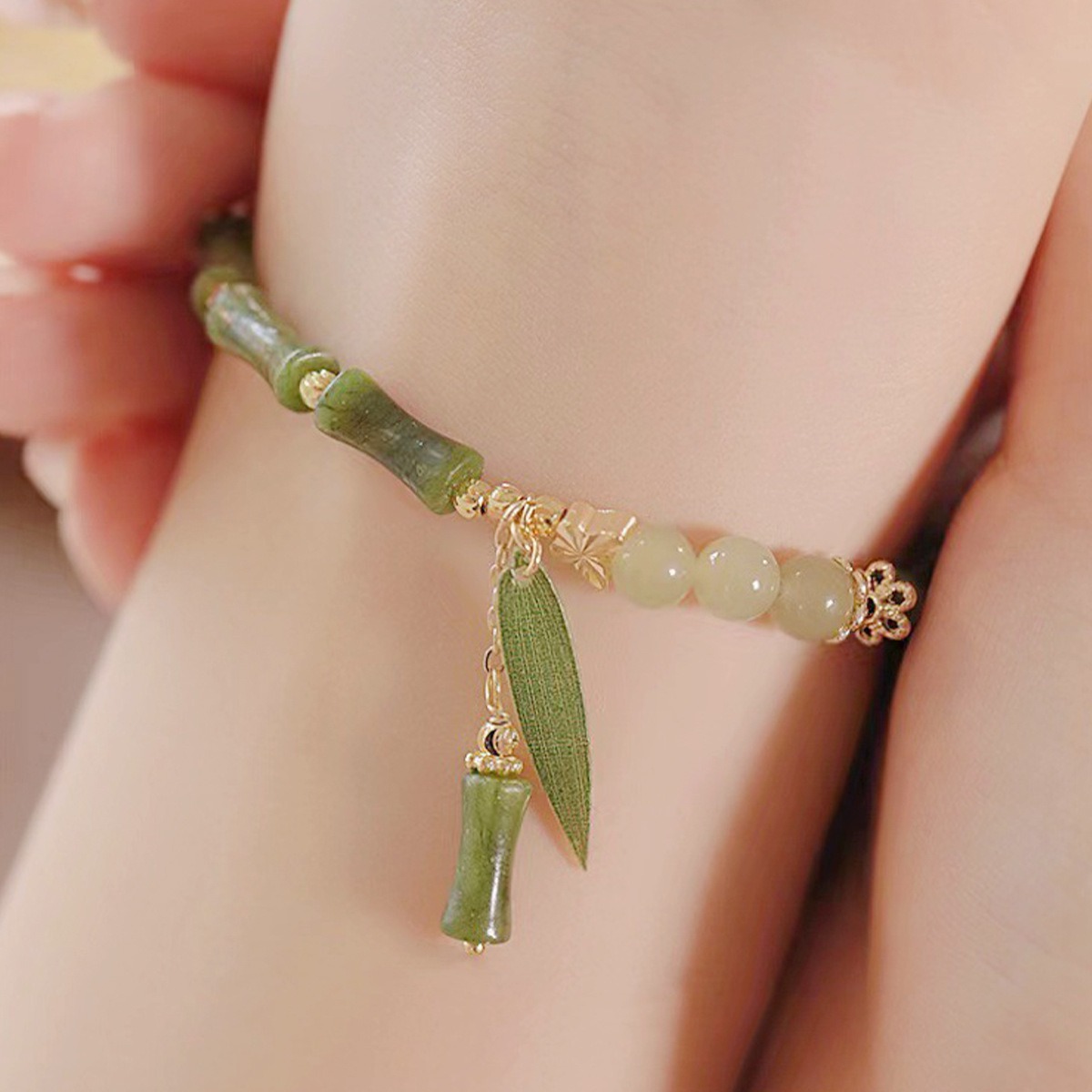 A retro Chinese-style olive jade bamboo joint bracelet for women, with a unique design and simple charm. A new Chinese-style Hetian jade bracelet for women, 253 details Picture