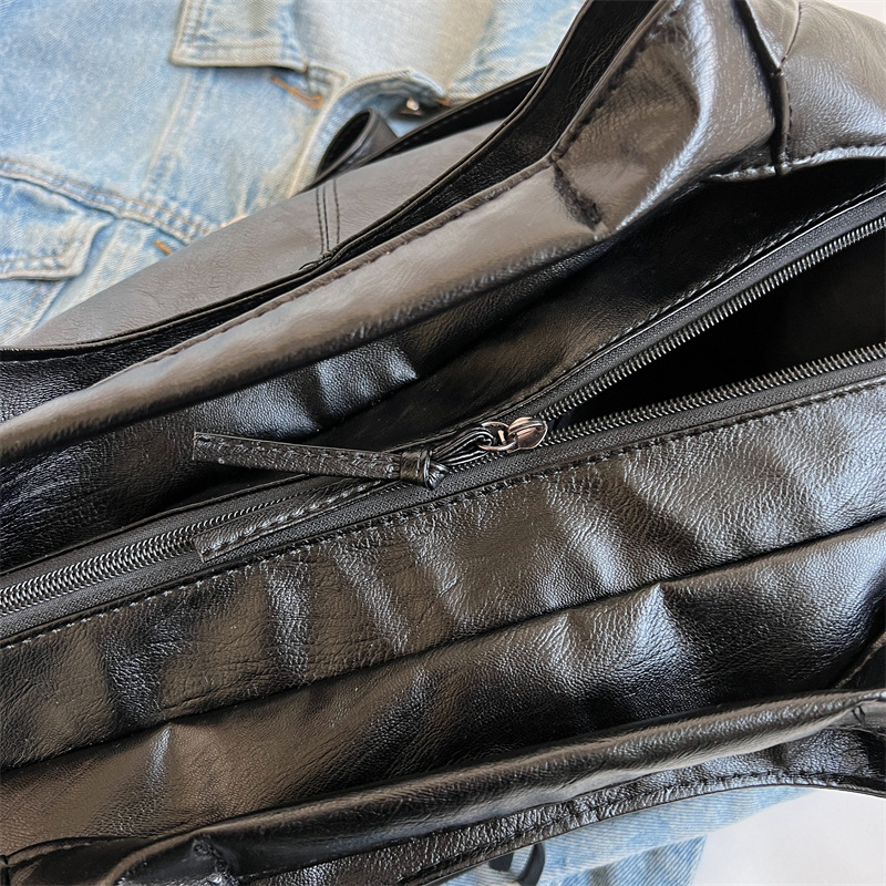 Large-capacity motorcycle bag 2022 Winter new oil-leather PU high-quality women's commuter bag, retro single-shoulder crossbody bag Application Scenario