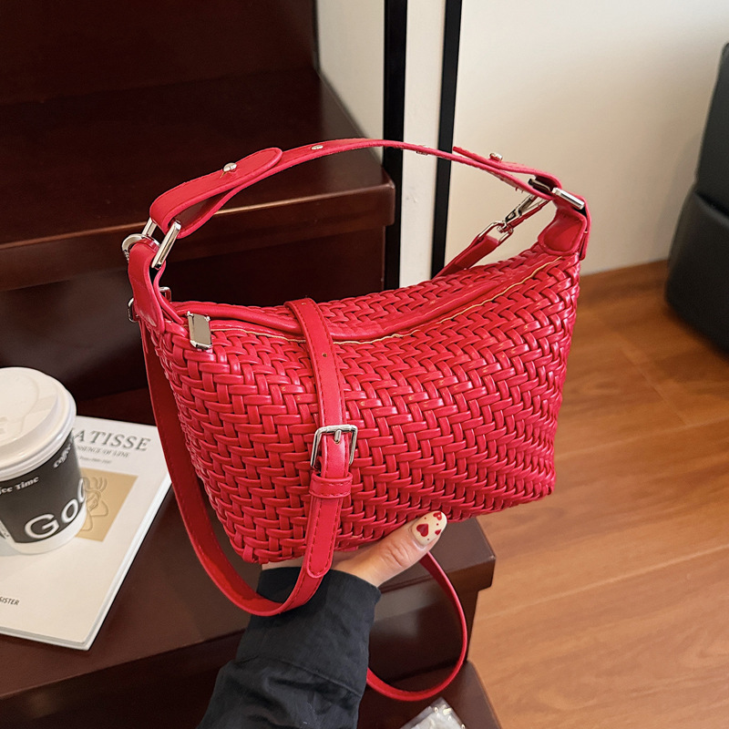 A niche hand-held woven bag for women in the summer of 2025, featuring a simple Korean-style dumpling bag for casual commuting full figure