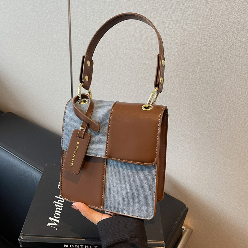 This year, there is a trend of fashionable, versatile, casual and stylish hand-held small square bags for women full figure