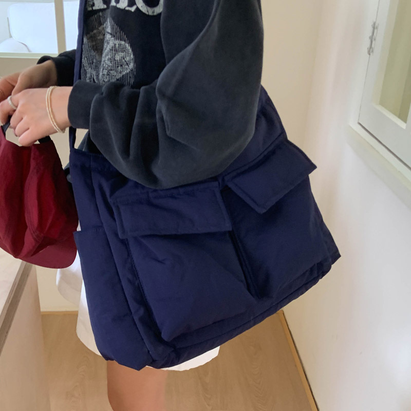 Japanese-style workwear style large-capacity single-shoulder bag, large pocket simple tote bag, ins canvas school crossbody messenger bag Application Scenario