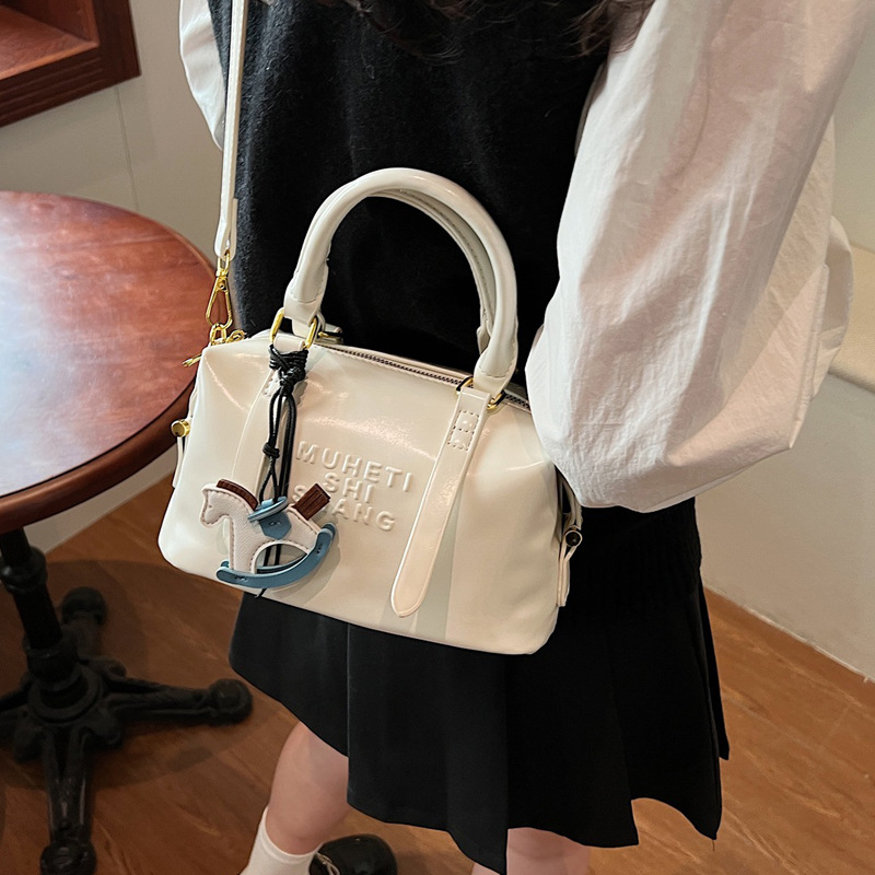 Casual and simple hand-held pillow bag for women, 2025 new style, fashionable and trendy, niche single-shoulder crossbody bag for work and commuting Application Scenario