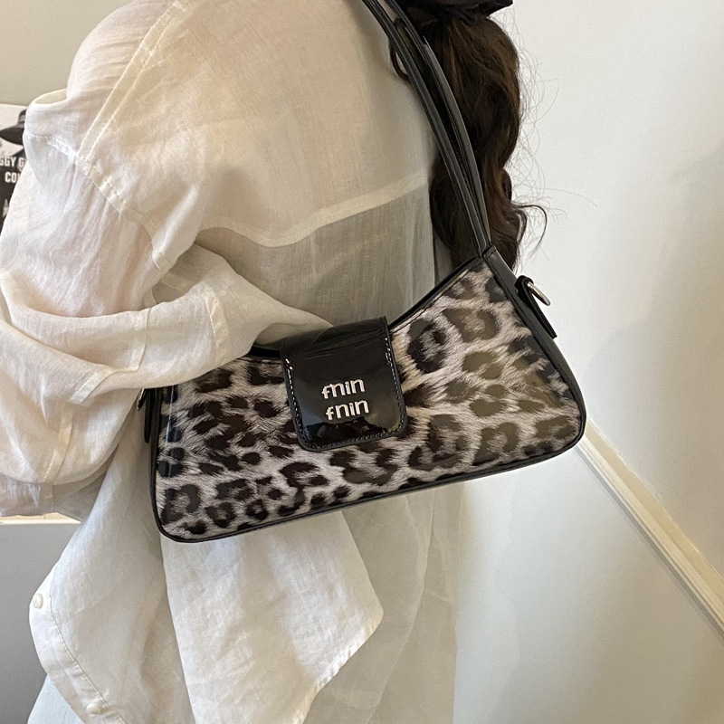 Fashionable leopard print underarm bag for women, Korean version 2025 Summer new retro trendy small square bag 2, single-shoulder bag, popular underarm Application Scenario