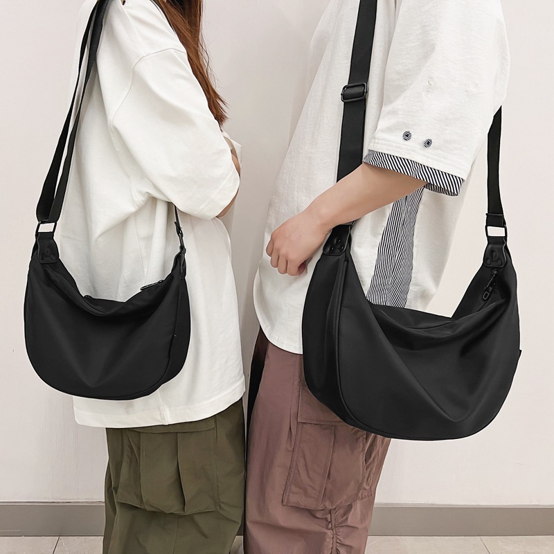ins Simple nylon fabric crossbody bag for women 2023 new Korean style fashionable single-shoulder dumpling bag for students, trendy single-shoulder bag Application Scenario