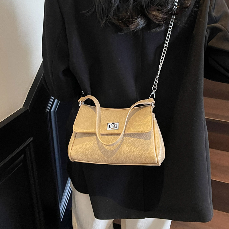 Commuting large-capacity bag for women, new summer 2025, fashionable single-shoulder underarm bag, textured handbag, small square bag, trendy Application Scenario