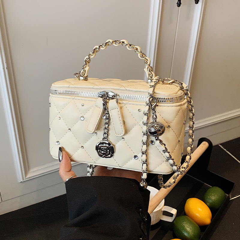 Xiaoxiangfeng diamond-shaped chain bucket bag 2025 Summer New style simple and elegant single-shoulder bag, exquisite and super popular single-shoulder bag Application Scenario