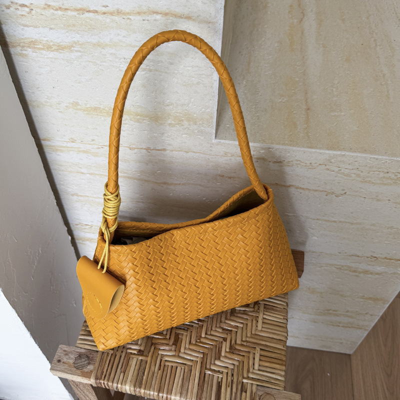 French niche woven pattern underarm bag for women 2025 summer, versatile and high-end commuting single-shoulder handbag full figure