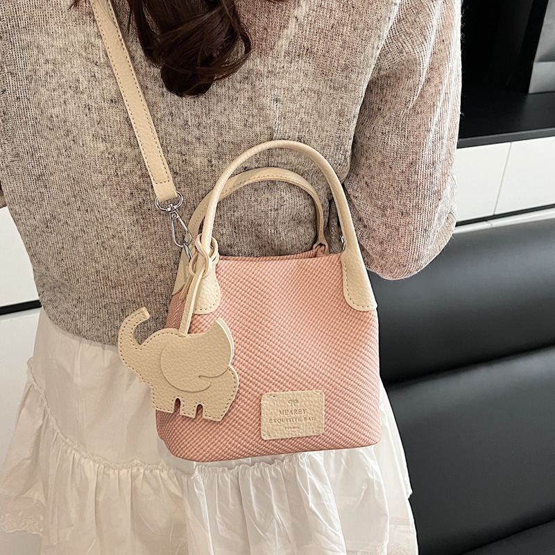 Trendy casual handbag for women, 2025 summer fashion, niche, simple and fresh, versatile bucket commuting crossbody bag details Picture