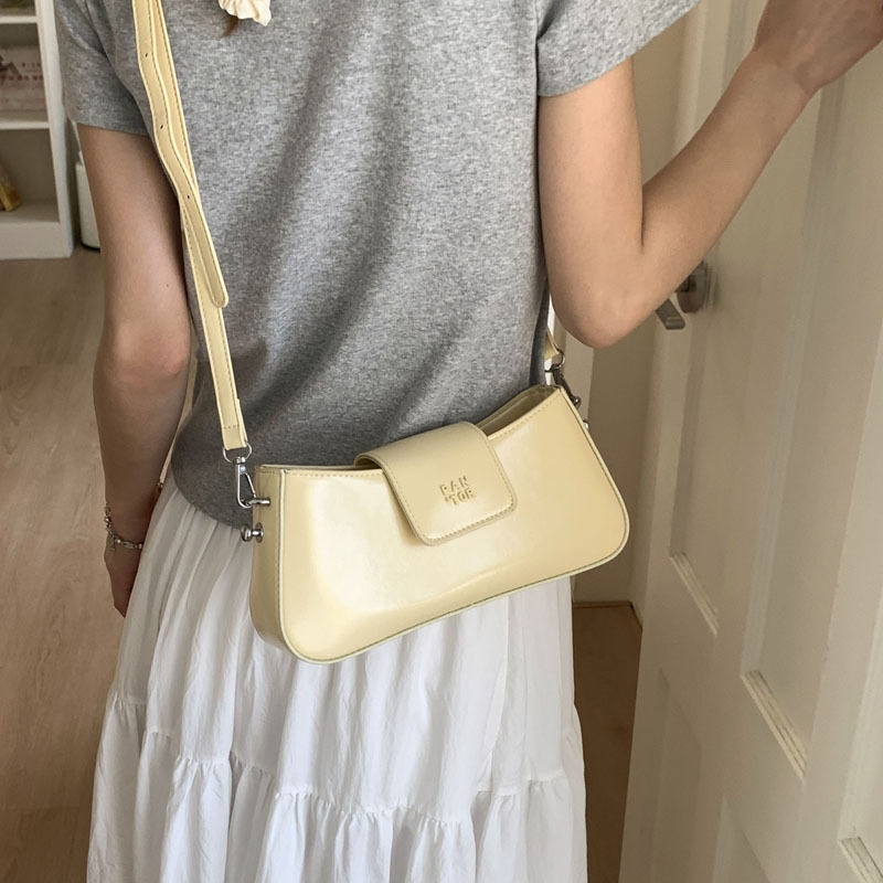 Trendy women's bags for the 2025 summer season: New, fashionable and stylish single-shoulder underarm bag, casual and simple crescent moon bag Application Scenario