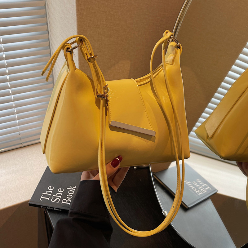 In the summer of 2025, new solid-color underarm bags for women are popular. These are simple and stylish underarm bags, handbags, and candy-colored single-shoulder bags full figure