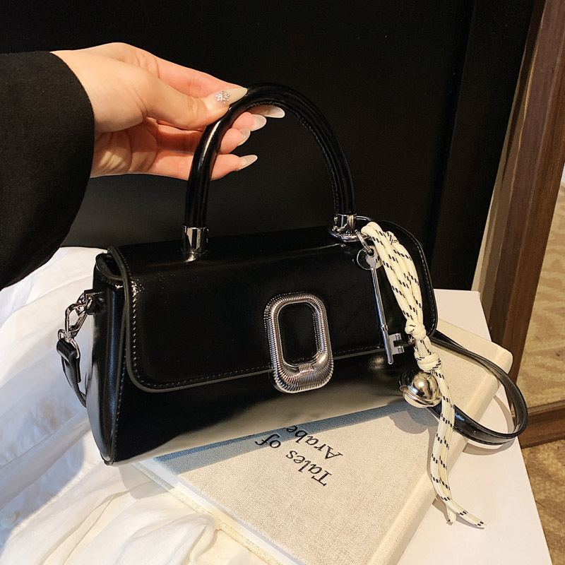This is a new spring 2025 casual bag for women. It features a trendy and simple hand-held small square bag with a niche design and a commuting crossbody bag Application Scenario