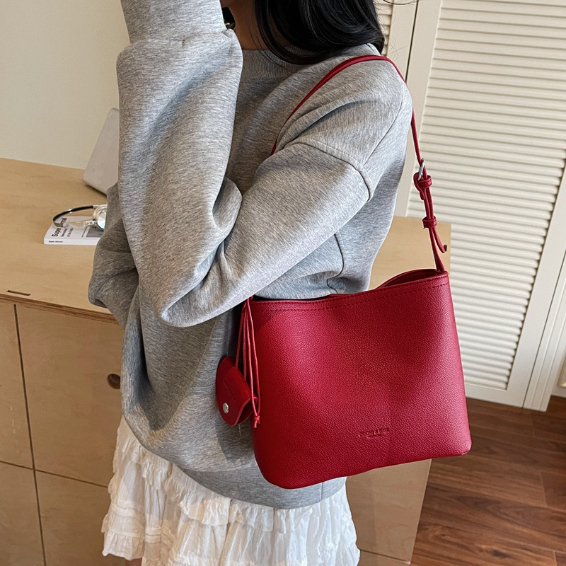 This year's popular bestsellers are the women's 2025 new summer versatile single-shoulder bag and the casual Korean-style quality bucket bag full figure