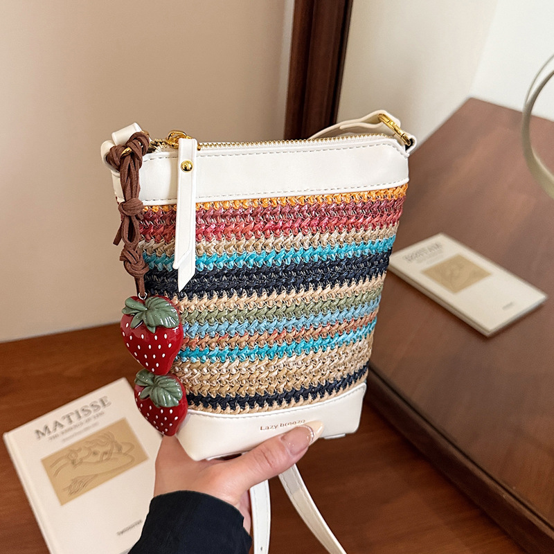 In the summer of 2025, there are new fashionable and fresh woven handbags, bucket bags, shoulder bags, underarm bags and women's bags full figure