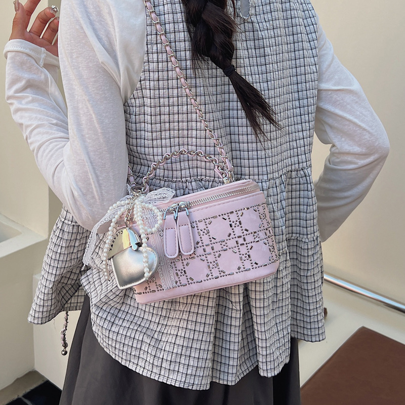 The 2025 summer new style of the textured design box bag is a casual, fashionable and versatile single-shoulder bag and crossbody bag details Picture