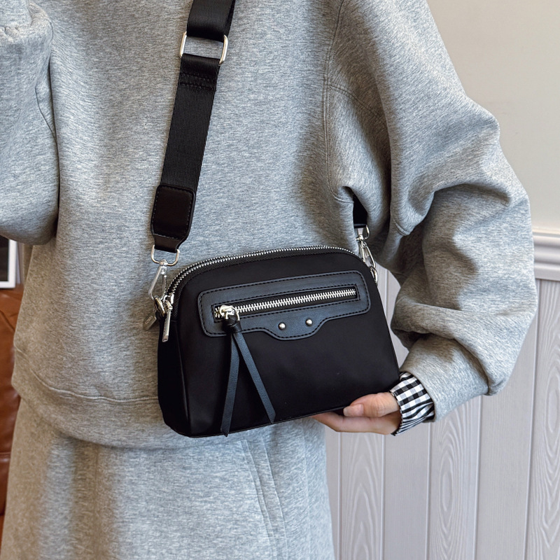 A simple and fashionable women's crossbody bag 2025 new style, a genuine leather single-shoulder bag, and a convenient double-zipper phone case Application Scenario