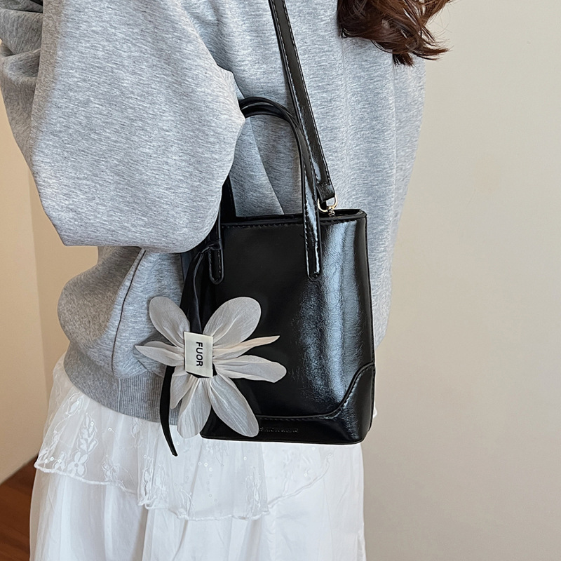 Fashionable and high-quality hand-held small bag for women, 2025 new summer Instagram versatile phone bag, Korean style trendy crossbody bag Application Scenario
