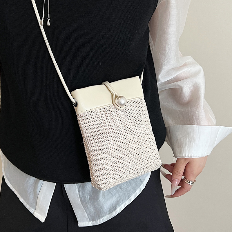 Retro patchwork woven mobile phone bag for women 2025 new summer fashion commuting single-shoulder crossbody pearl bucket bag Application Scenario