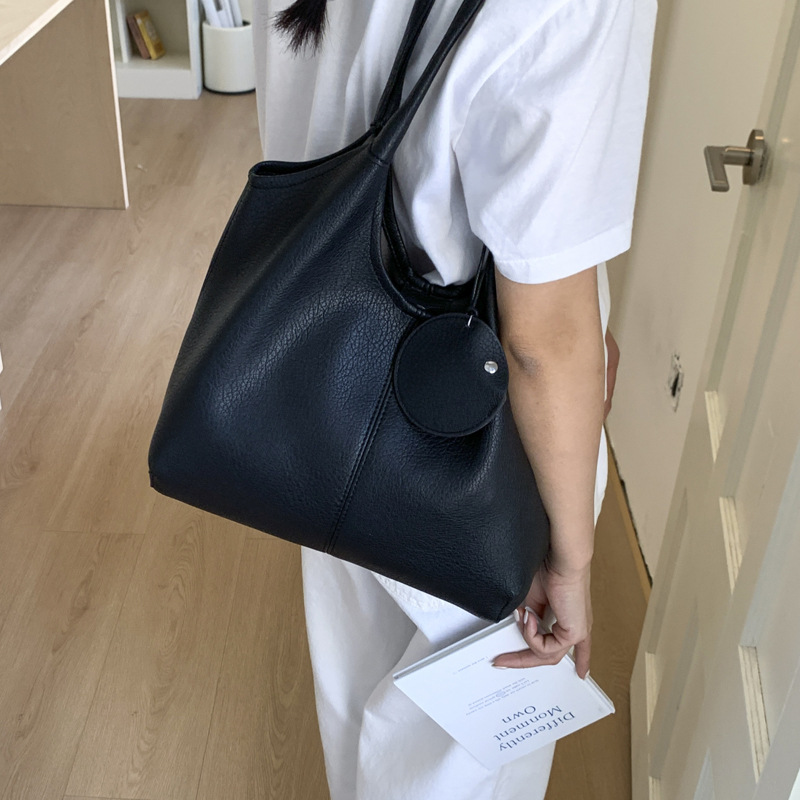 Large-capacity bag for women's summer, 2025 new style fashionable retro shoulder bag, textured tote bag for class and commuting Application Scenario