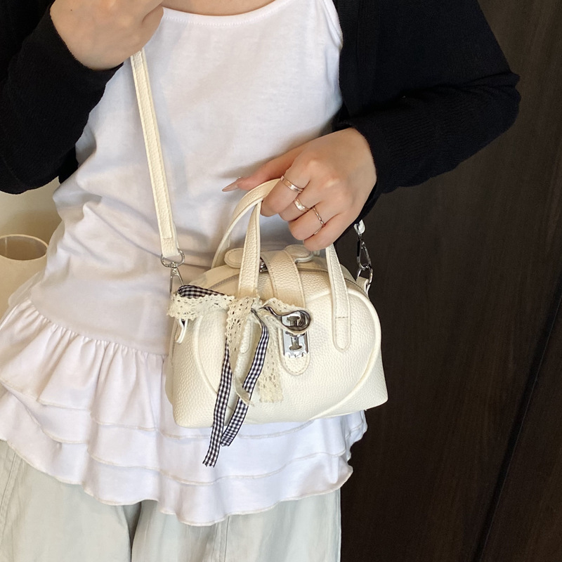 The 2025 new style of bags is a niche, fashionable, casual and simple heart-shaped small square bag. It's a women's hand-held crossbody bag and a trendy women's bag Application Scenario