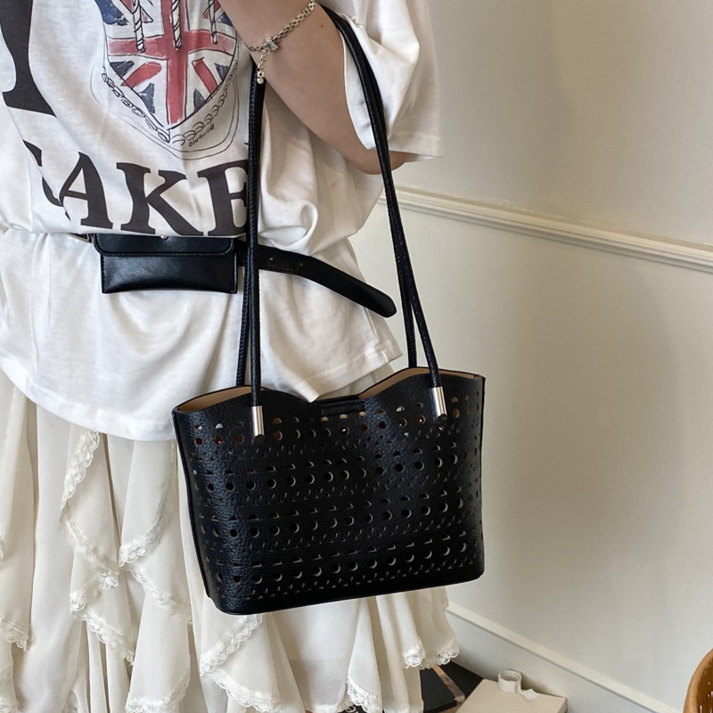 Versatile hollowed-out tote bag, niche design, commuter beach single-shoulder bag, large capacity, simple texture, handbag for women Application Scenario