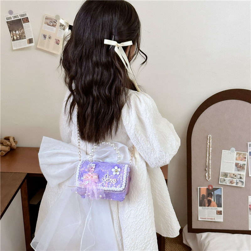 The 2024 New Year children's cartoon chanel-style single-shoulder bag is fashionable and stylish. It's a Korean-style crossbody bag for little princesses Application Scenario