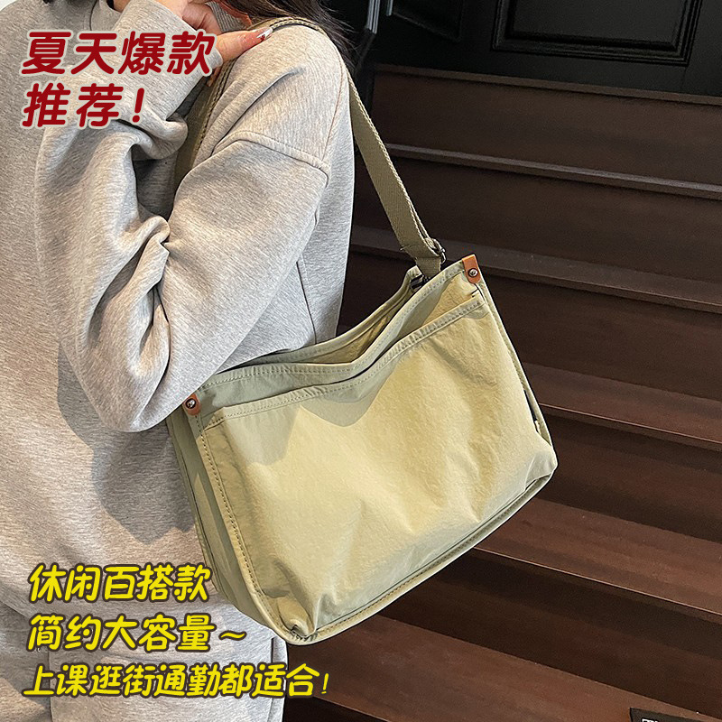 Canvas bag for women, large capacity, new Spring/Summer 2025, simple and versatile, single-shoulder crossbody bag, casual tote bag for school Application Scenario