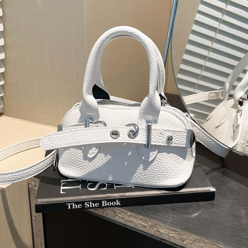 A simple and individual hand-held shell bag, a new Spring/Summer 2025 niche fashion casual shoulder bag, a trendy and stylish crossbody bag full figure