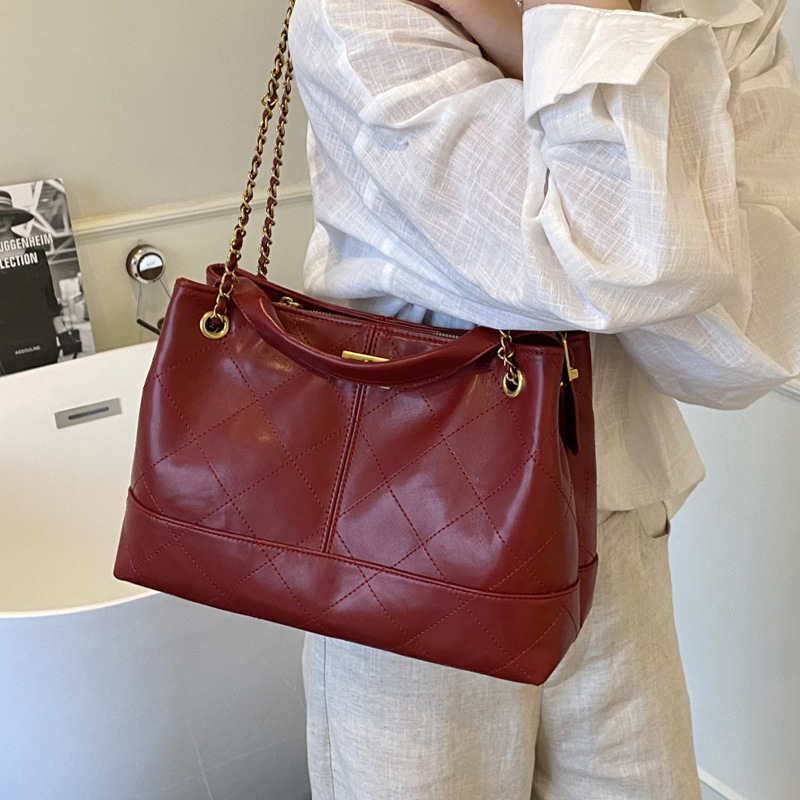 Large-capacity commuting underarm bag for women, 2025 new summer single-shoulder bag, high-end and fashionable underarm bucket bag details Picture