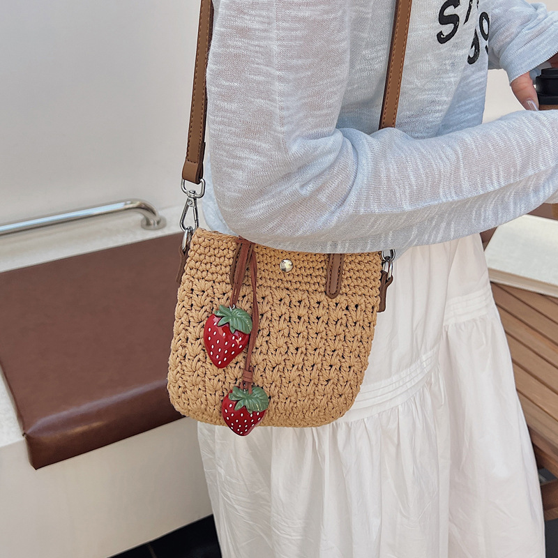 Hand-woven straw bag for women's summer 2025 new style super popular crossbody bag Korean version beach vacation mobile phone bag Application Scenario