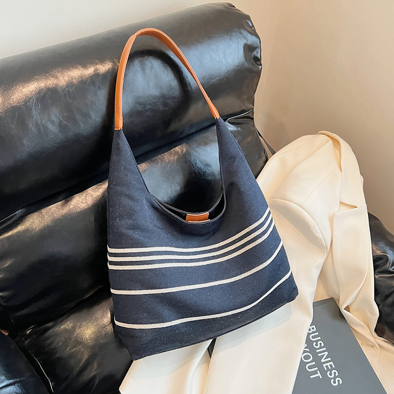 Fashionable striped single-shoulder bucket bag for women, new summer 2025, large-capacity, high-end and versatile commuter crossbody bag full figure