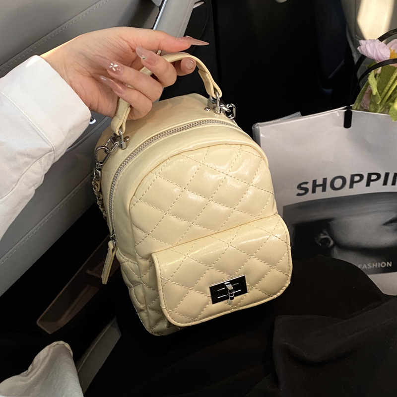 The diamond-shaped chain backpack is a fashionable and niche design for women, a casual Korean-style mini backpack that is lightweight and suitable for outdoor shopping full figure
