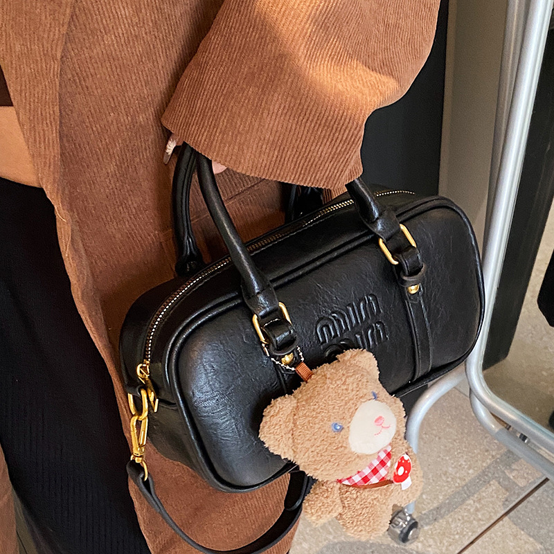 Cross-border hand-held bowling bag for women in autumn and winter 2025, new retro commuter pillow bag, large capacity crossbody bag details Picture